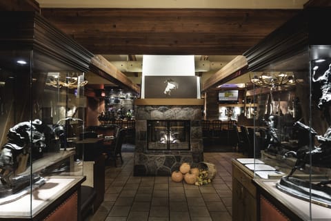 2 restaurants, breakfast served