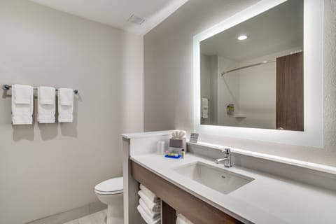 Standard Room | Bathroom | Free toiletries, hair dryer, towels
