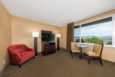 Deluxe Room | Pillowtop beds, soundproofing, iron/ironing board, free WiFi