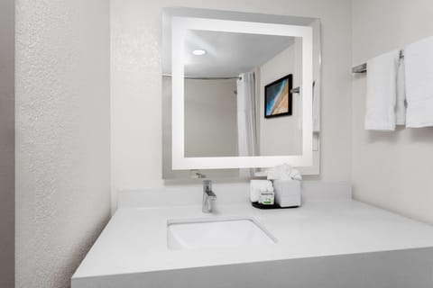 Combined shower/tub, free toiletries, hair dryer, towels