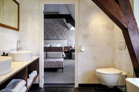 Executive Suite | Down comforters, free minibar items, in-room safe