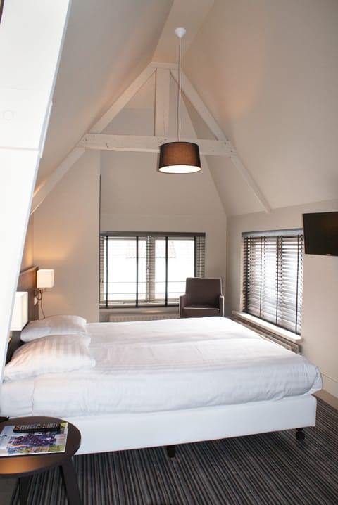 Comfort Double Room (with Shower) | Desk, blackout drapes, iron/ironing board, cribs/infant beds