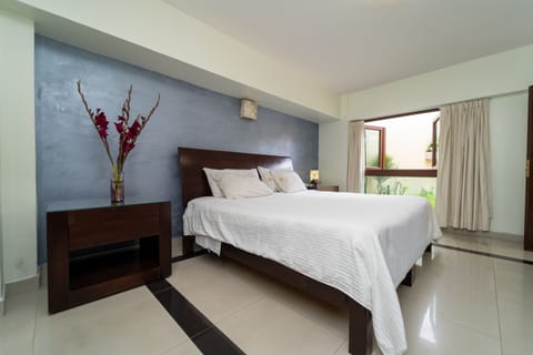 Junior Room, 1 King Bed | In-room safe, soundproofing, free cribs/infant beds, free WiFi