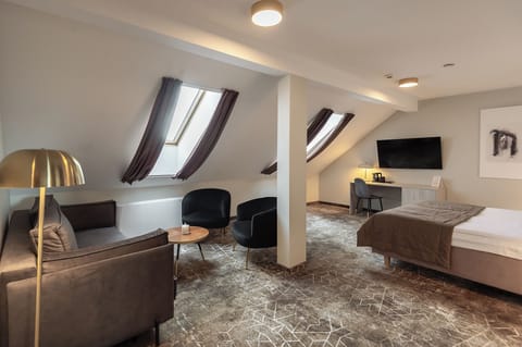 Standard Suite | Desk, iron/ironing board, cribs/infant beds, free WiFi