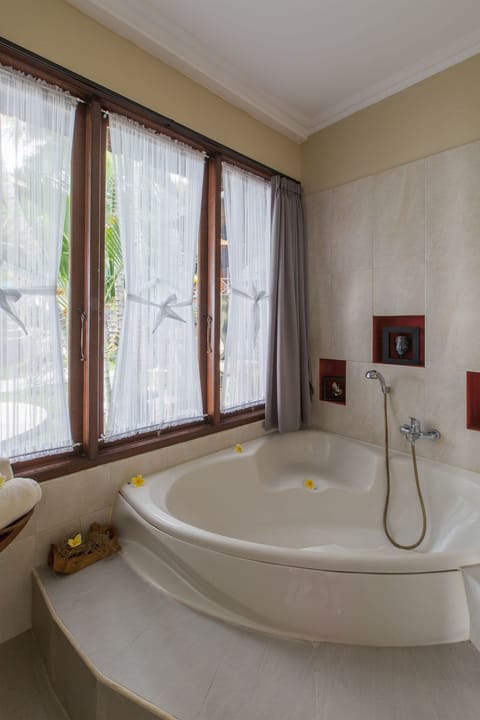 Couples treatment rooms, body treatments, aromatherapy, body scrubs