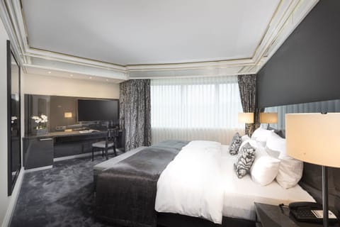Luxury Suite | Hypo-allergenic bedding, in-room safe, desk, blackout drapes