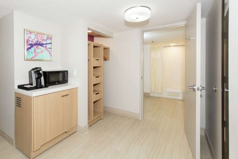 Junior Suite, 1 King Bed with Sofa Bed | Bathroom | Free toiletries, hair dryer, towels