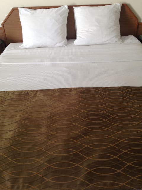 Double Room, 1 Queen Bed | Pillowtop beds, desk, blackout drapes, soundproofing