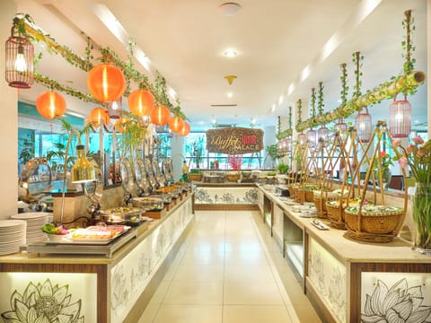 Free daily buffet breakfast