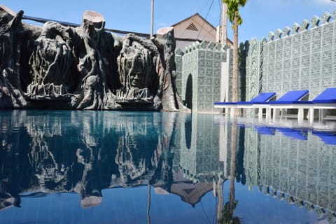 2 outdoor pools