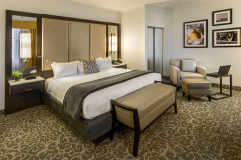 Hypo-allergenic bedding, in-room safe, desk, laptop workspace