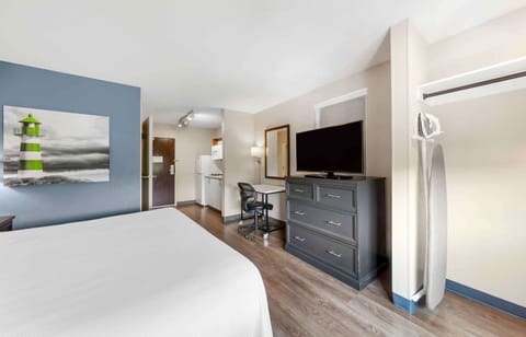 Studio, 1 Queen Bed, Accessible, Non Smoking | Premium bedding, desk, blackout drapes, iron/ironing board