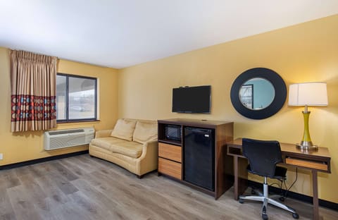 Suite, 2 Queen Beds, Non Smoking, Refrigerator & Microwave | Desk, soundproofing, iron/ironing board, free WiFi