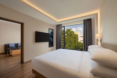 Suite, 1 King Bed | City view