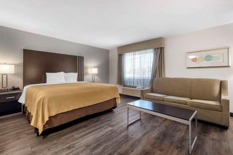 Deluxe Suite, 1 King Bed with Sofa Bed, Non Smoking | Pillowtop beds, desk, laptop workspace, blackout drapes