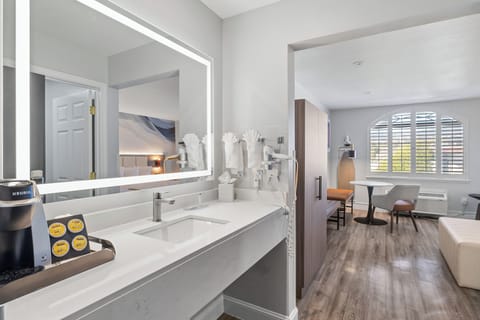 Deluxe Room, 1 King Bed | In-room safe, desk, laptop workspace, iron/ironing board