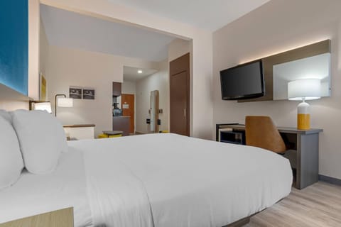 Desk, laptop workspace, iron/ironing board, free WiFi