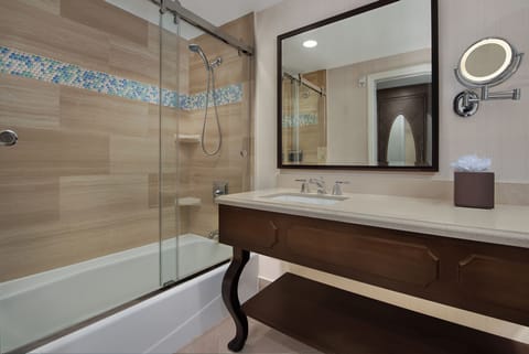 Combined shower/tub, hair dryer, towels