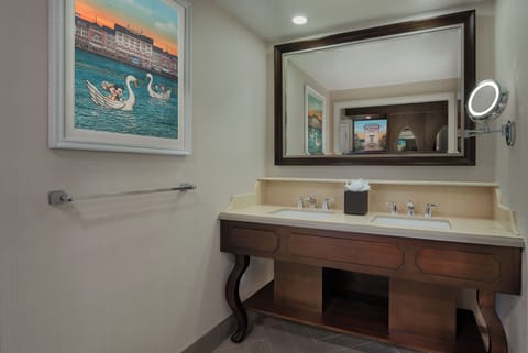 Deluxe Room - Club Level | Bathroom | Combined shower/tub, hair dryer, towels