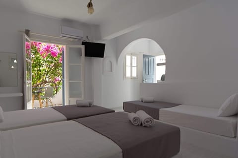 Triple Room | Hypo-allergenic bedding, blackout drapes, free cribs/infant beds