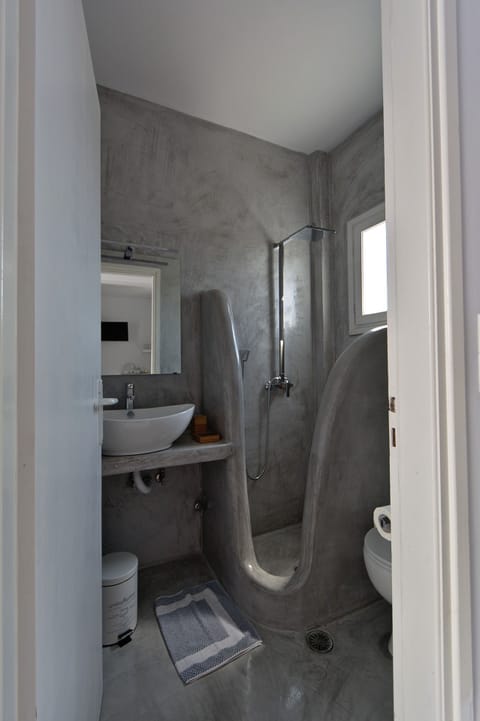 Triple Room | Bathroom | Shower, free toiletries, hair dryer, towels