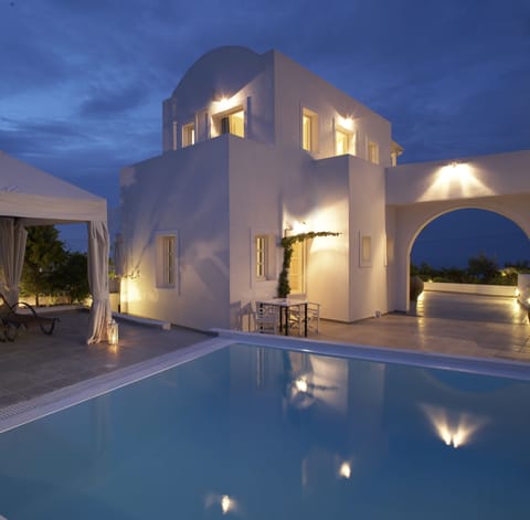 Outdoor pool, open 9:00 AM to 9:00 PM, sun loungers