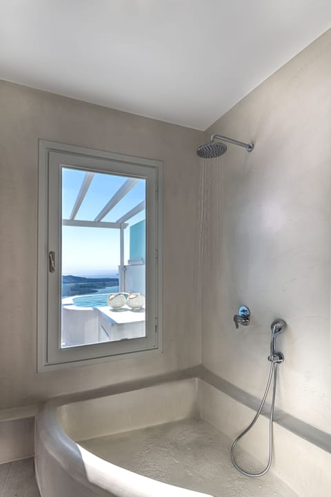 Opal Suite | Bathroom | Combined shower/tub, rainfall showerhead, free toiletries, hair dryer