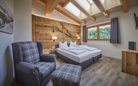 Premium bedding, in-room safe, individually decorated