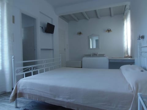 Minibar, iron/ironing board, free WiFi, bed sheets