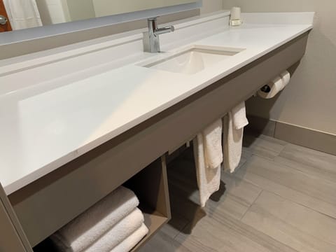 Combined shower/tub, free toiletries, hair dryer, towels