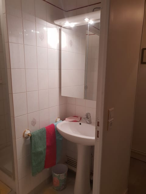 Quadruple Room | Bathroom sink