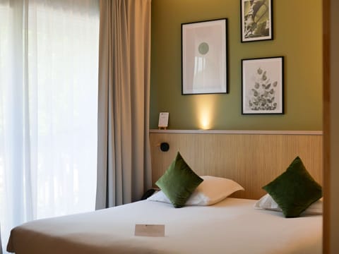 Premium bedding, in-room safe, desk, iron/ironing board