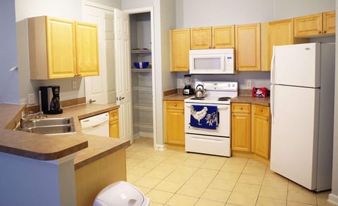 Condo | Private kitchen | Fridge, microwave, oven, stovetop