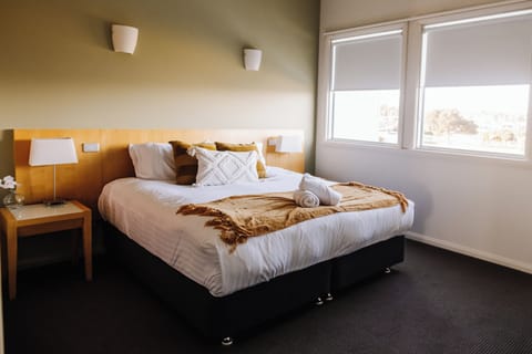 Two Bedroom Apartment | In-room safe, soundproofing, iron/ironing board, bed sheets