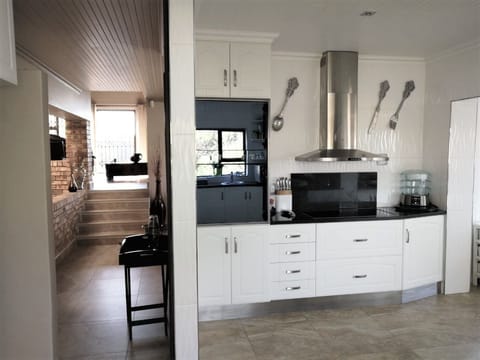 Exclusive House, 3 Bedrooms | Private kitchen | Fridge, microwave, oven, stovetop