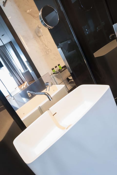 Executive Suite | Premium bedding, in-room safe, desk, blackout drapes