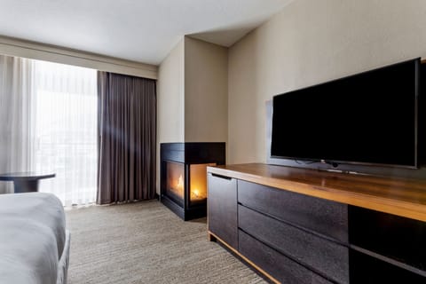 Room, 1 King Bed, Fireplace | Premium bedding, pillowtop beds, in-room safe, desk