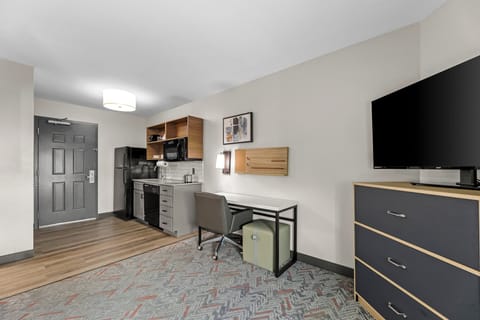 Premium bedding, in-room safe, desk, laptop workspace