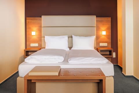 Double Room | In-room safe, desk, blackout drapes, free WiFi