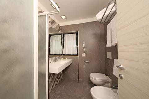 Shower, hair dryer, towels, shampoo