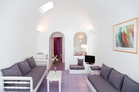 Honeymoon Suite | Minibar, in-room safe, soundproofing, iron/ironing board