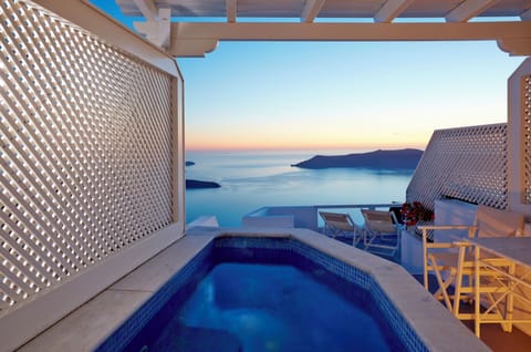 Honeymoon Suite | Minibar, in-room safe, soundproofing, iron/ironing board