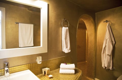 Junior Suite | Bathroom | Shower, free toiletries, hair dryer, bathrobes