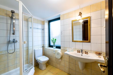 Standard Double Room | Bathroom | Hair dryer, bathrobes, slippers, towels