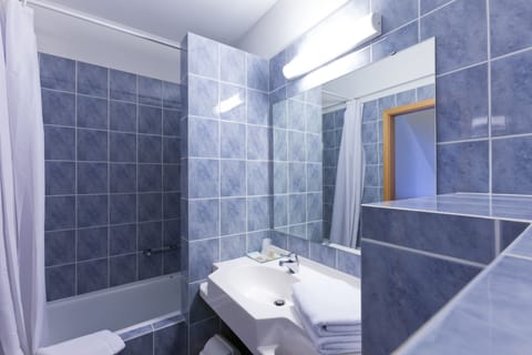 Deep soaking tub, hair dryer, towels