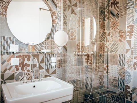 Junior Suite | Bathroom | Free toiletries, hair dryer, bathrobes, slippers