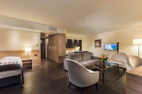 Hypo-allergenic bedding, in-room safe, desk, iron/ironing board