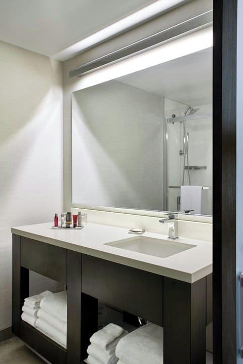 Combined shower/tub, designer toiletries, hair dryer, towels