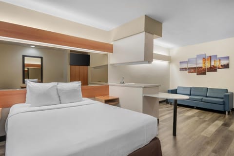 Deluxe Room, 1 Queen Bed, Non Smoking, Refrigerator & Microwave | Desk, laptop workspace, iron/ironing board, free WiFi