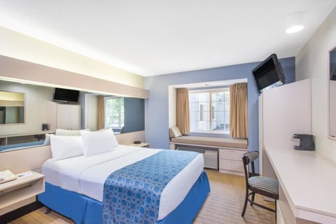 Room, 1 Queen Bed, Accessible, Non Smoking (Hearing Impaired Accessible) | In-room safe, desk, iron/ironing board, cribs/infant beds